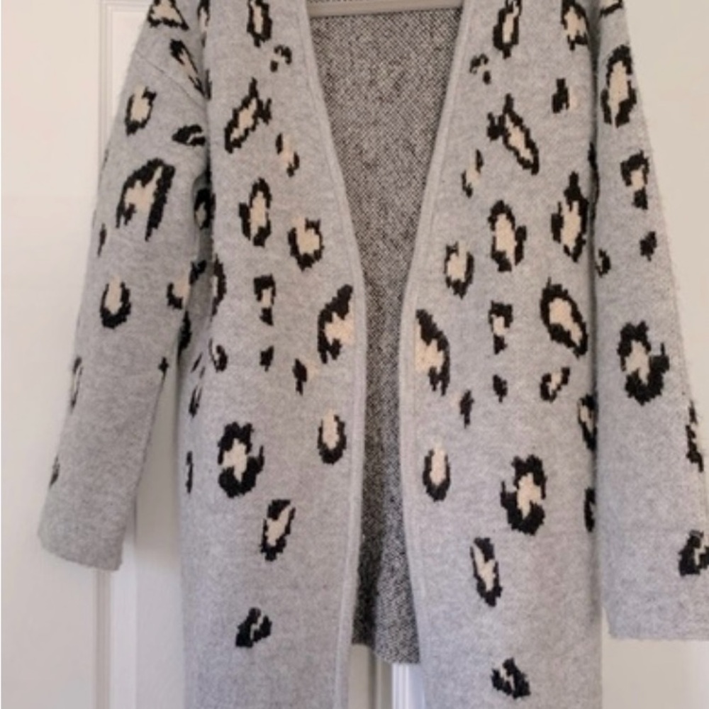 Ellen Tracy Gray Animal Print Cardigan. Size M. Good condition.